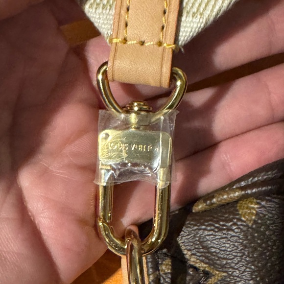 Louis Vuitton bumbag - Picture 3 of 11